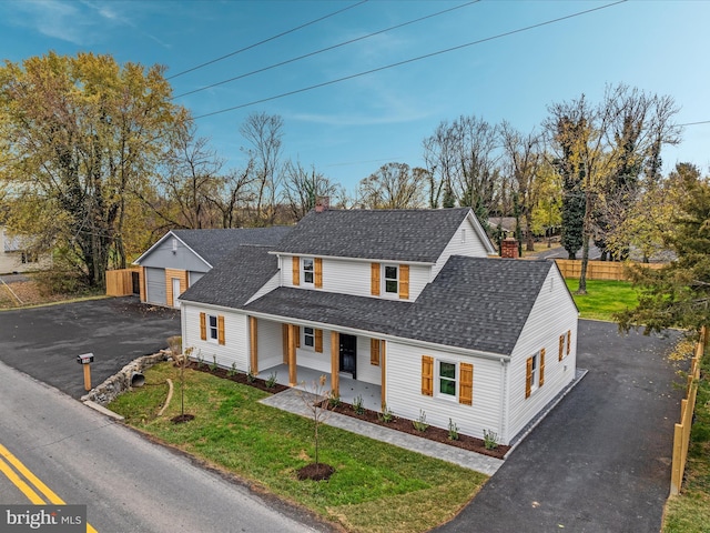 view of front of property featuring a front yard and covered porch