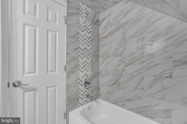 bathroom featuring tiled shower / bath combo