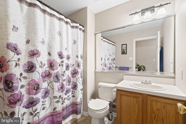 bathroom with a shower with curtain, vanity, and toilet