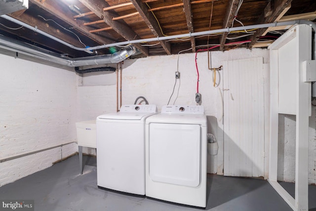 washroom featuring washing machine and dryer