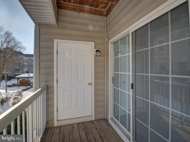 property entrance featuring a balcony