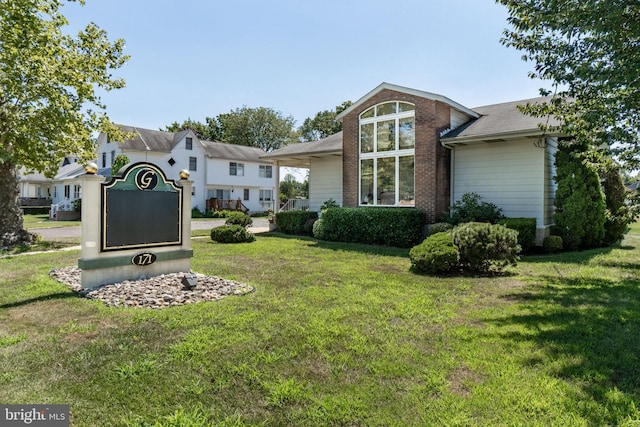 view of front facade with a front lawn