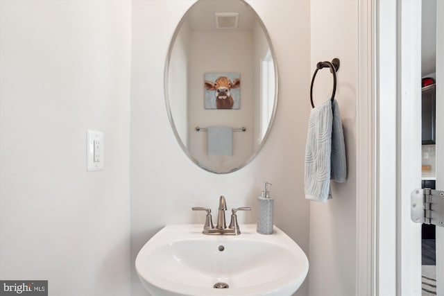 bathroom featuring sink