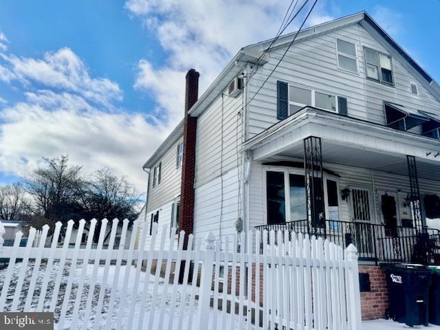 view of front of property featuring a porch