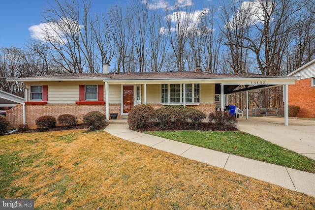 ranch-style house featuring a front lawn and a carport