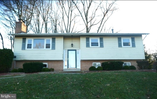 split foyer home featuring a front yard