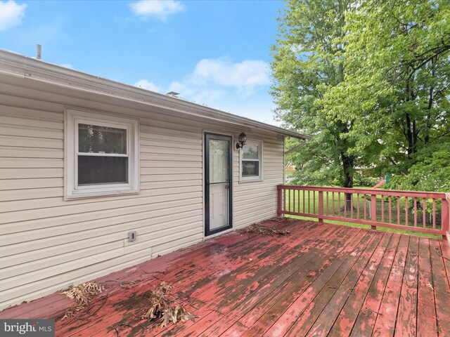 7107 Dower House Rd, Upper Marlboro, MD 20772 - view of wooden deck