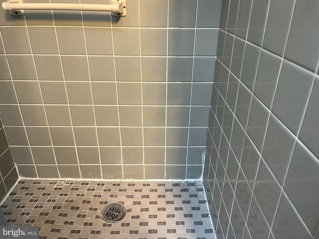 bathroom with a tile shower