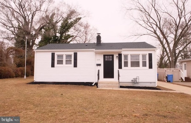 view of front facade featuring a front yard