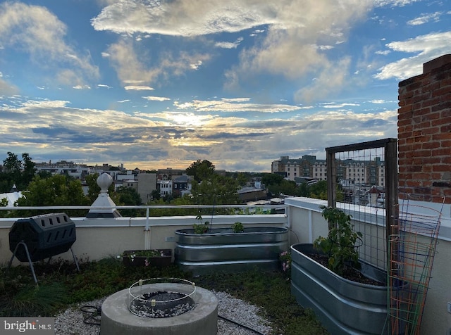 view of yard at dusk