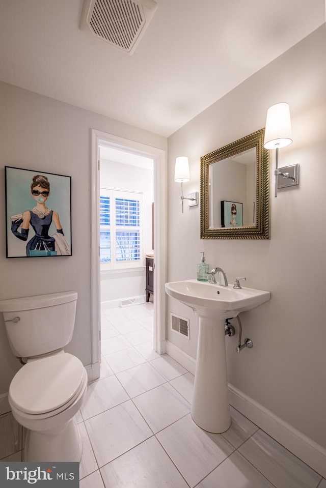 bathroom featuring toilet and sink