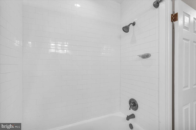 bathroom with tiled shower / bath