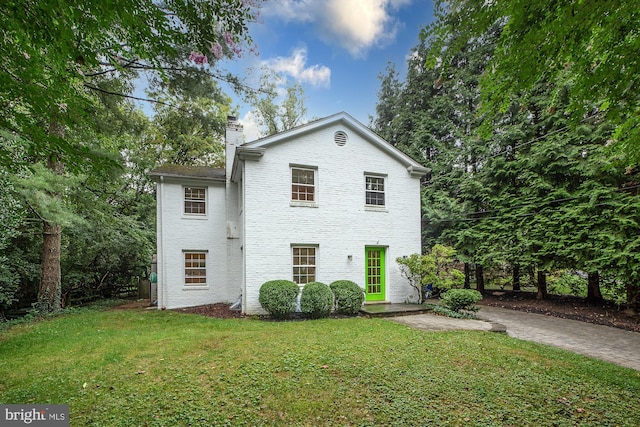 view of front of property with a front yard