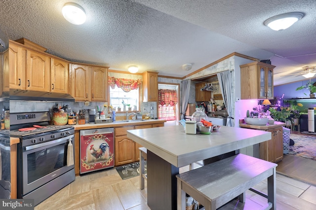 kitchen with vaulted ceiling, sink, ceiling fan, stainless steel appliances, and crown molding