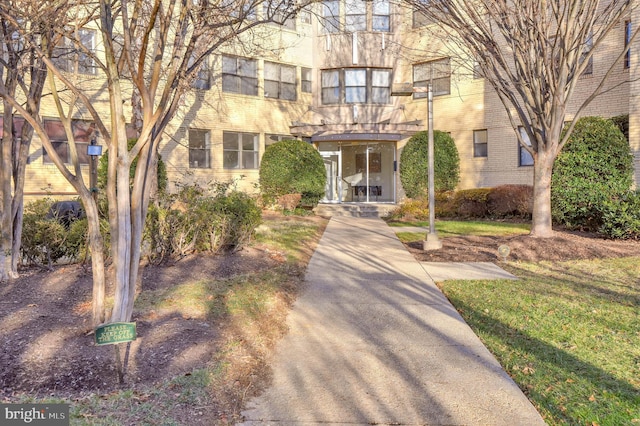 view of front of property featuring a front yard