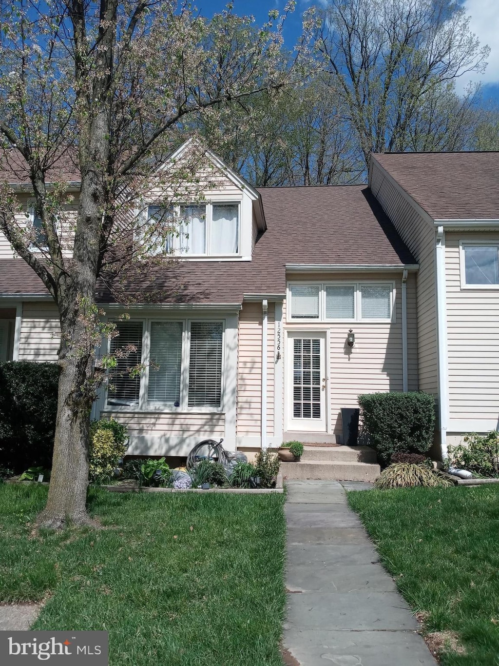 view of front of house with a front yard