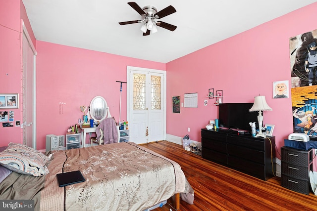 bedroom with dark wood-type flooring and ceiling fan