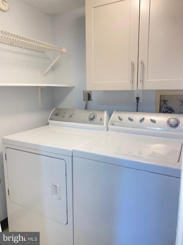 laundry room with cabinets and independent washer and dryer