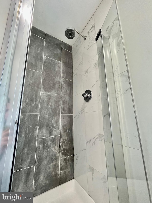 bathroom featuring tiled shower