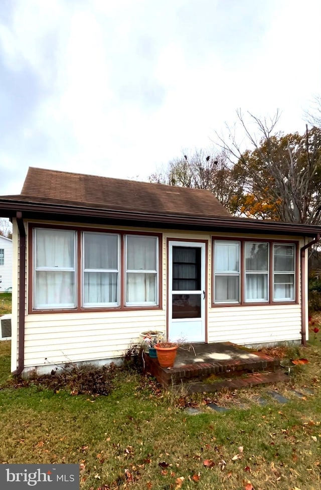 view of front of home featuring a front lawn