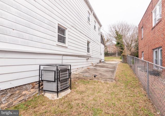 view of yard featuring a patio area