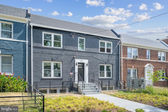 townhome / multi-family property featuring cooling unit