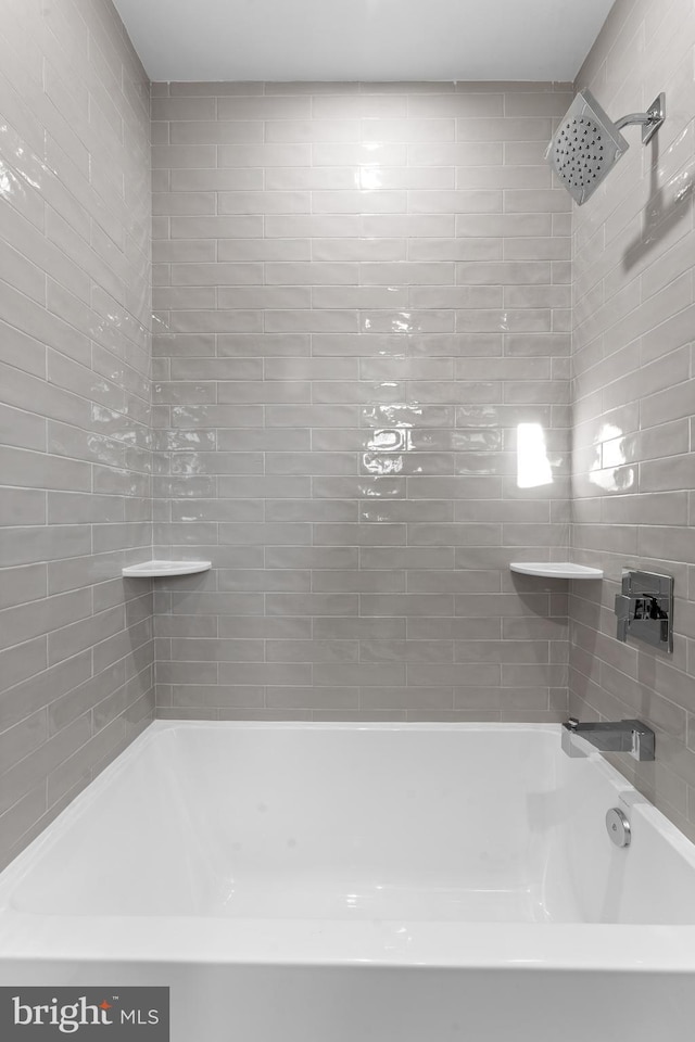 bathroom with tiled shower / bath combo