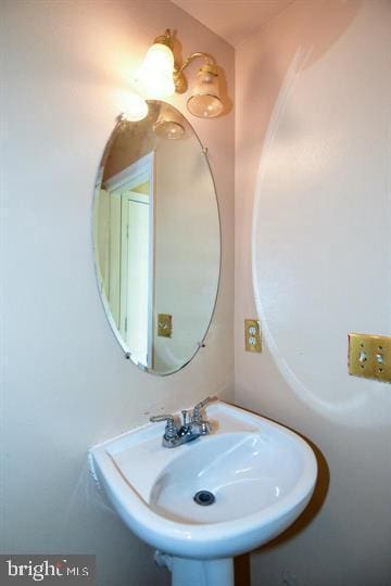 bathroom featuring sink