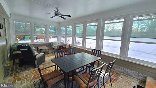 sunroom with ceiling fan