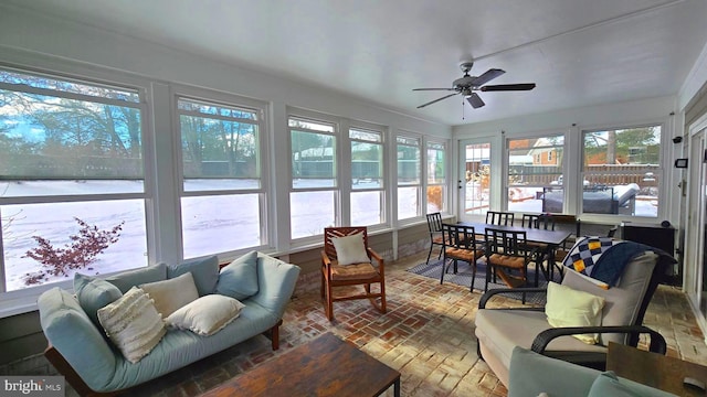 sunroom with ceiling fan