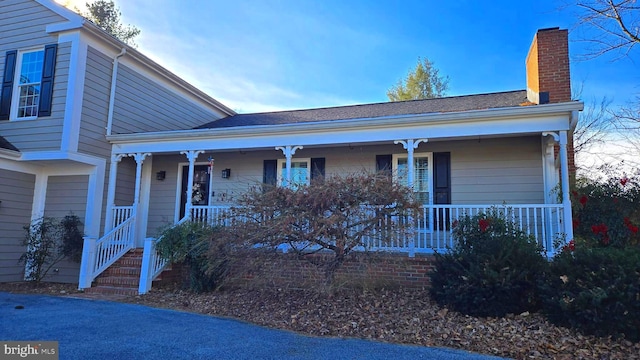 view of front of property featuring covered porch