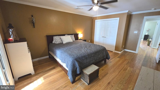 bedroom with ceiling fan, a closet, hardwood / wood-style floors, and ornamental molding