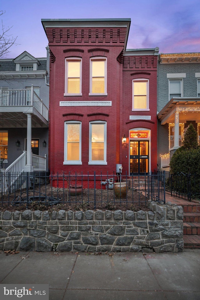 townhome / multi-family property featuring a balcony