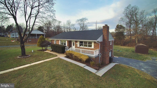 view of front of house with covered porch and a front lawn