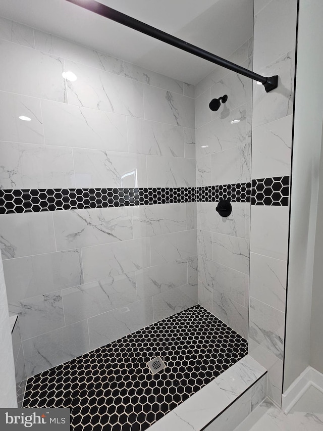 bathroom featuring tiled shower