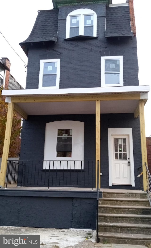 view of front of home featuring a porch