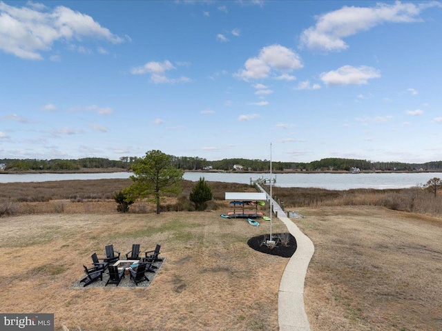 view of yard featuring a water view