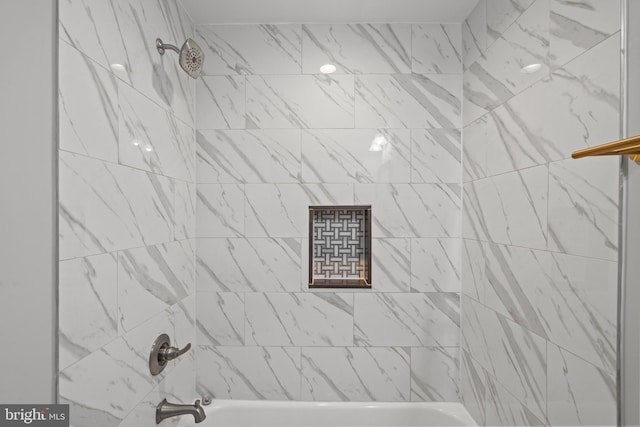 bathroom with tiled shower / bath combo