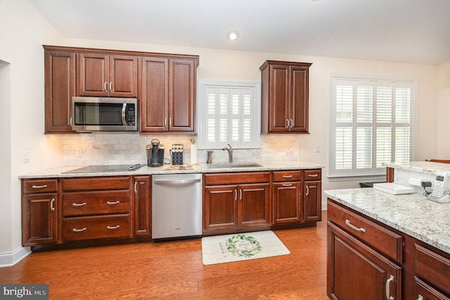 226 Loyal Dr, Mechanicsburg, PA 17050 - kitchen with appliances with stainless steel finishes, a sink, light wood-style floors, tasteful backsplash, and recessed lighting