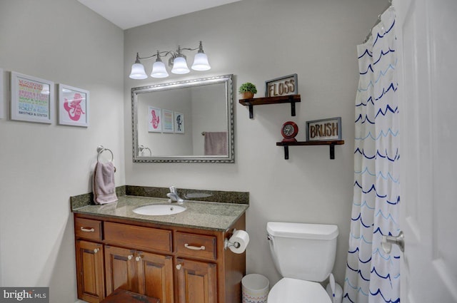 bathroom featuring a shower with shower curtain, vanity, and toilet