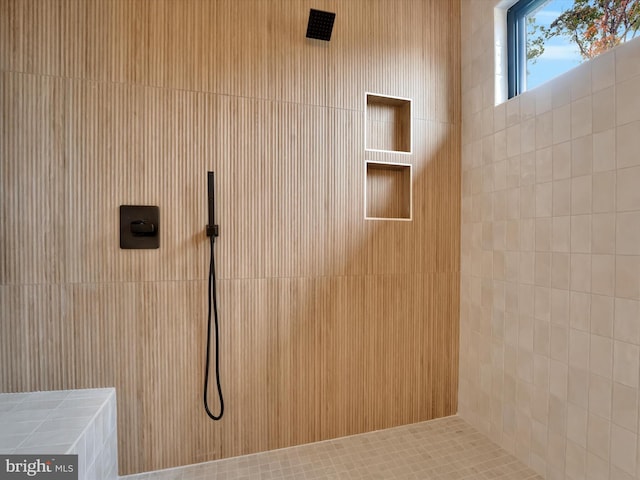 bathroom featuring a tile shower