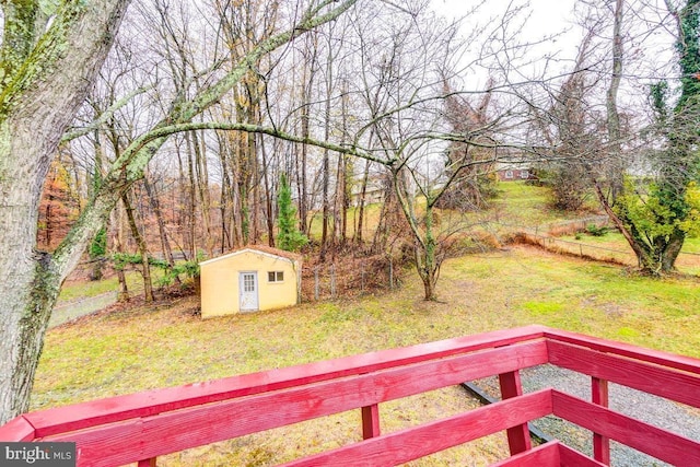 view of yard featuring a storage shed