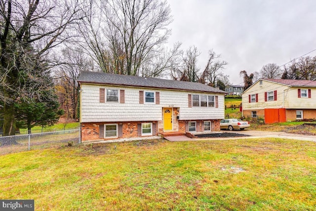 bi-level home featuring a front yard