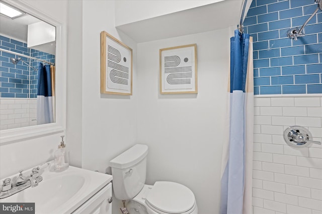 2518 S Walter Reed Dr Unit B, Arlington, VA 22206 - full bathroom with vanity, toilet, and tiled shower