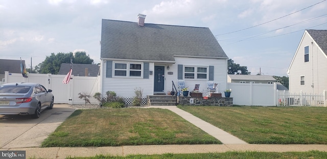 view of front facade featuring a front lawn