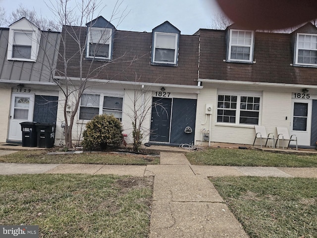 view of front of home featuring a front yard