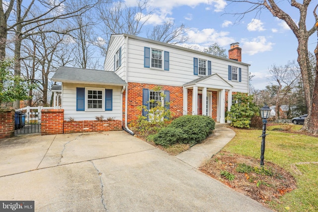 view of front of home featuring a front yard