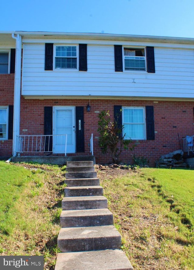 view of front of property with a front yard