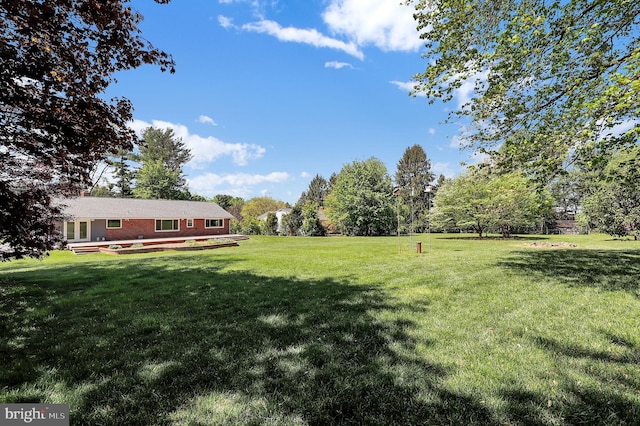 view of green lawn