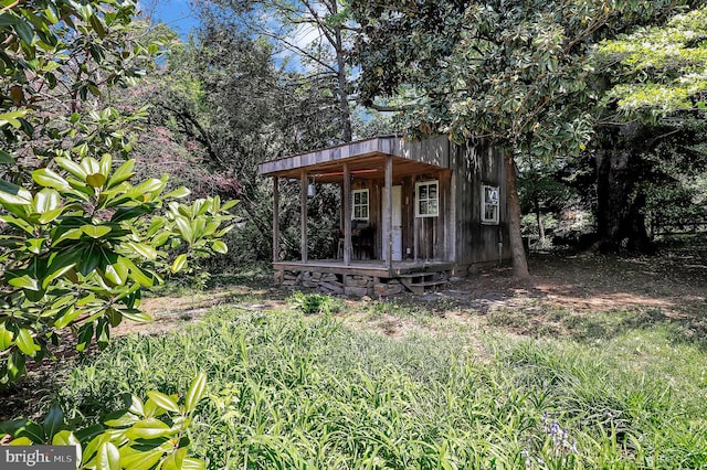 view of outdoor structure featuring an outbuilding